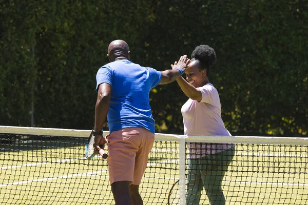 Счастливая Африканская Пара Старшеклассников Дающая Пять Сетку Солнечном Теннисном Корте — стоковое фото