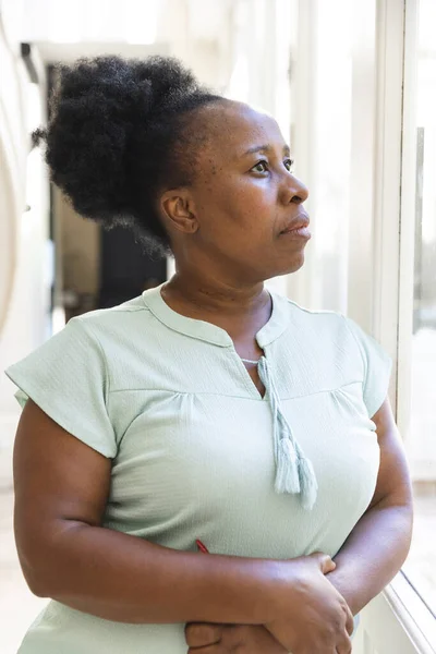 Думлива Старша Афро Американська Жінка Стоїть Дивлячись Вікно Вдома Старший — стокове фото