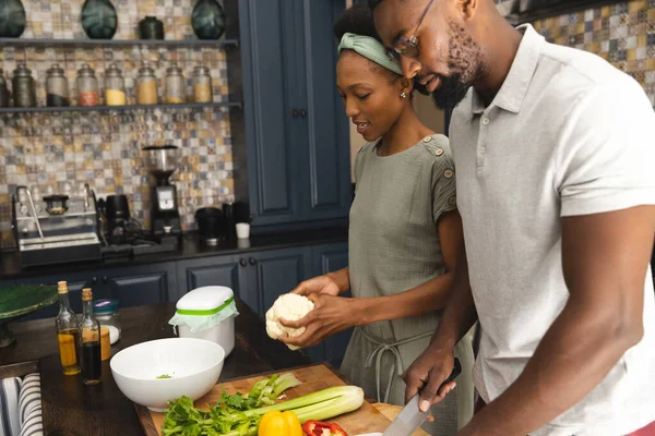 Šťastný Africký Americký Pár Připravující Zeleninu Jídlu Společně Kuchyni Vaření — Stock fotografie