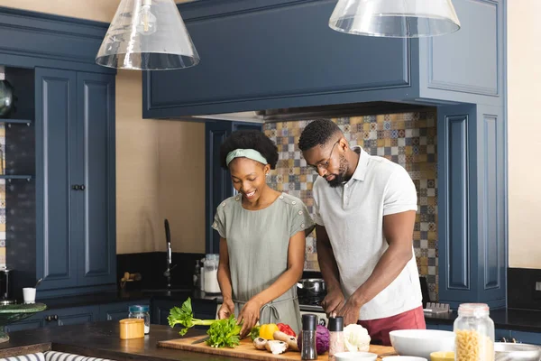 Mutlu Afro Amerikan Çifti Sebze Doğruyor Mutfakta Birlikte Yemek Hazırlıyorlar — Stok fotoğraf