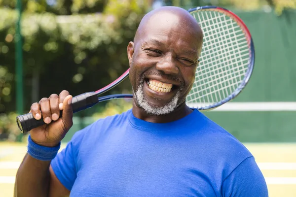 Portret Van Een Gelukkige Oudere Afrikaan Met Tennisracket Het Zonnige — Stockfoto