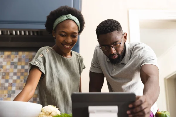 Gelukkig Afrikaans Amerikaans Echtpaar Dat Samen Eten Bereidt Met Behulp — Stockfoto