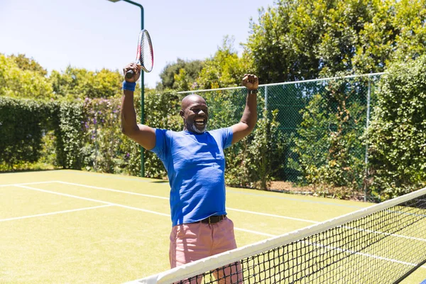 Feliz Hombre Afroamericano Senior Jugando Tenis Celebrando Cancha Hierba Soleada — Foto de Stock