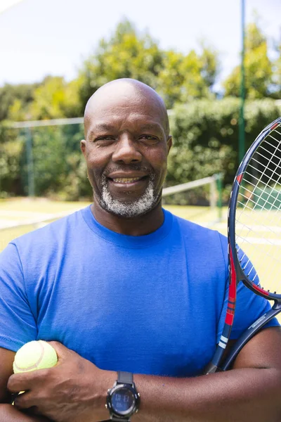 Портрет Счастливого Африканского Мужчины Старшего Возраста Теннисной Ракеткой Мячом Солнечной — стоковое фото
