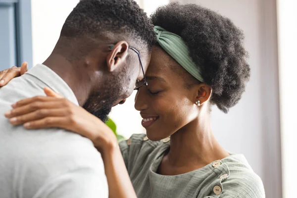 Heureux Romantique Couple Afro Américain Touchant Les Têtes Embrassant Dans — Photo
