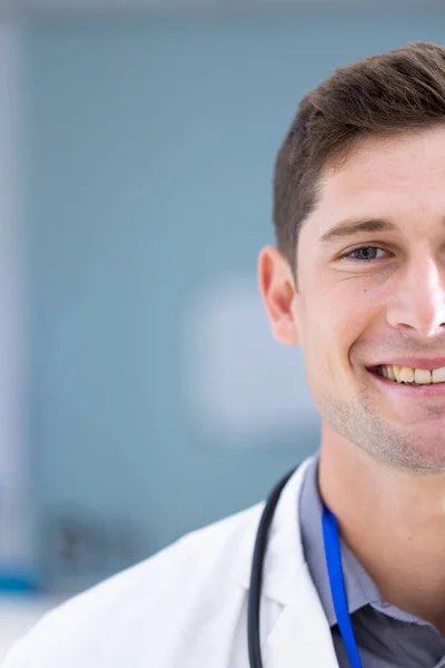 Niezmieniony Portret Szczęśliwego Białego Lekarza Uśmiechającego Się Szpitalnym Korytarzu Przestrzenią — Zdjęcie stockowe