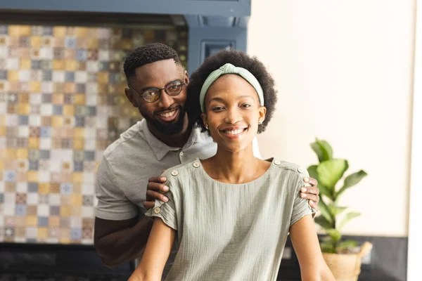 Retrato Casal Afro Americano Feliz Abraçando Sorrindo Cozinha Amor Estilo — Fotografia de Stock