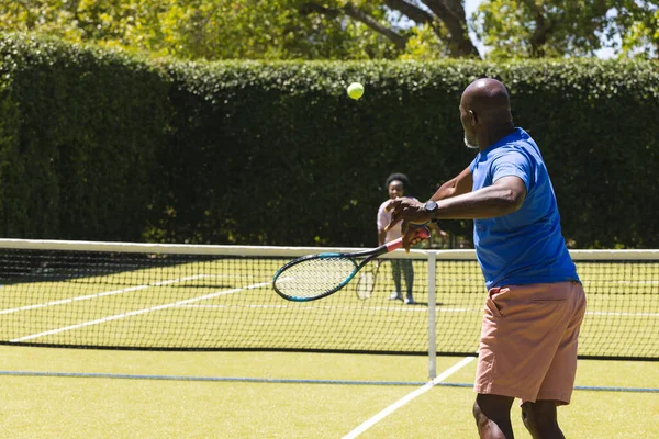 Glad Senior Afrikansk Amerikansk Par Spelar Tennis Soligt Gräs Tennisbana — Stockfoto