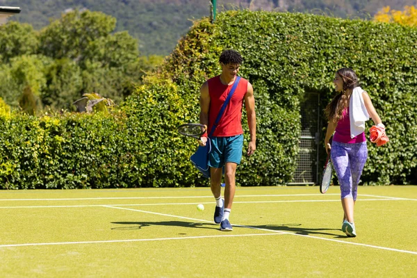 一对年轻貌美的夫妇在赛后走出网球场时说话 采购产品不变的 业余爱好 自然和夏天的概念 — 图库照片