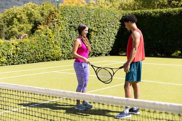Side View Biracial Fiatal Pár Kezében Tenisz Ütő Miközben Áll — Stock Fotó