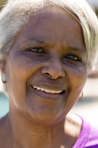 Portret Van Een Gelukkige Oudere Biraciale Vrouw Die Naar Camera — Stockfoto