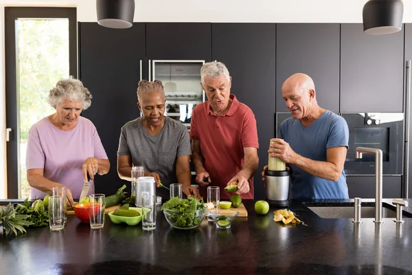 Happy Różnorodnych Starszych Przyjaciół Rozmawiających Przygotowujących Zdrowe Koktajle Razem Kuchni — Zdjęcie stockowe