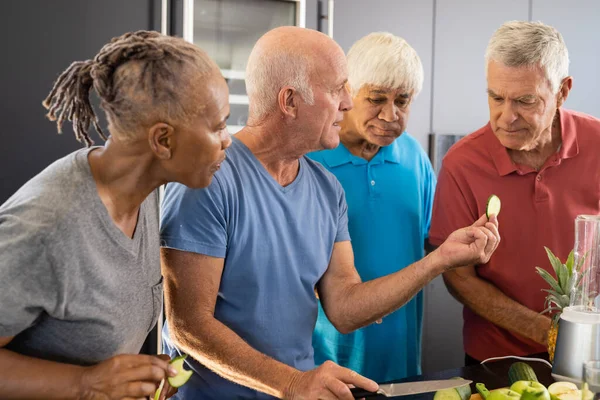 快乐多样的资深朋友讨论在厨房准备健康平整的配料 老年生活方式 积极退休 健康和福利 — 图库照片