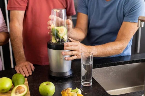 Midsection Senior Caucasian Male Friends Preparing Healthy Smoothies Together Kitchen — Foto de Stock