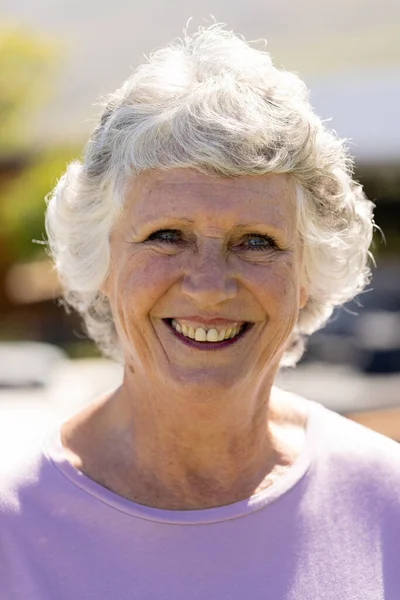 Portrét Šťastné Starší Bělošky Dívající Kamery Usmívající Slunné Zahradě Důchod — Stock fotografie