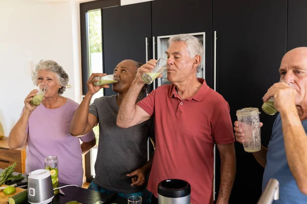 Happy Różnorodnych Starszych Przyjaciół Pijących Zdrowe Koktajle Razem Kuchni Seniorzy — Zdjęcie stockowe