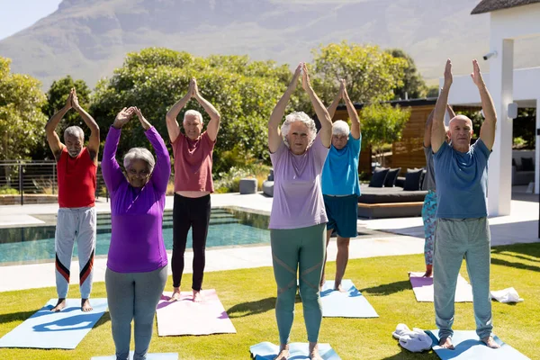 Felices Diversos Amigos Mayores Que Practican Yoga Pie Jardín Soleado — Foto de Stock