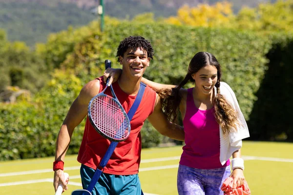 Vidám Biracial Fiatal Pár Karokkal Körül Sétál Teniszpályáról Játék Után — Stock Fotó