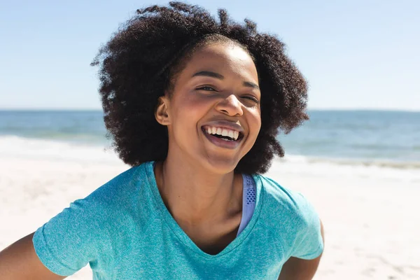 幸せなアフリカ系アメリカ人女性のカメラを見て ビーチで笑顔の変わらない肖像画 ライフスタイル 自由な時間と休暇 — ストック写真