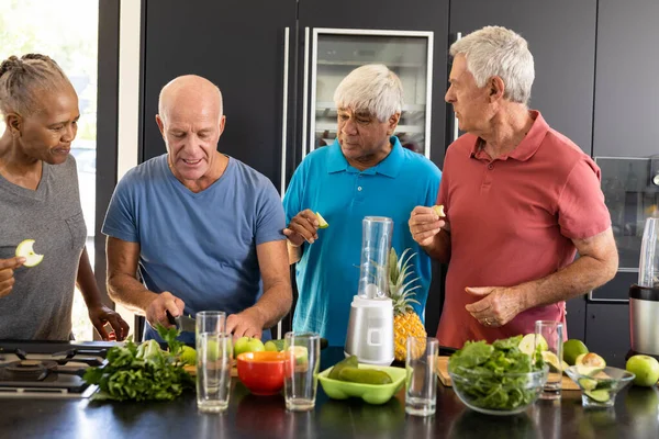 Щасливі Різноманітні Старші Друзі Обговорюють Інгредієнти Приготування Здорових Коктейлів Кухні — стокове фото