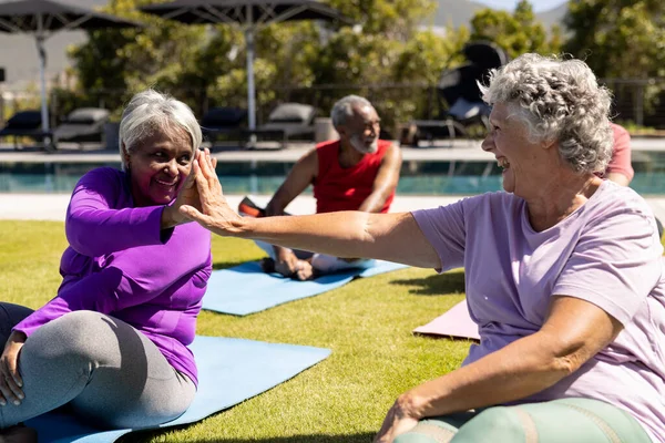 Felices Diversos Amigos Mayores Practicando Yoga Chocando Los Cinco Soleado — Foto de Stock