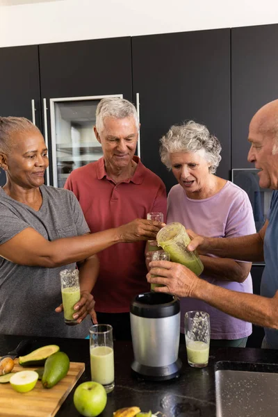 快乐的各色人等的老朋友在厨房里谈天说地 一起畅所欲言 老年生活方式 积极退休 健康和福利 — 图库照片
