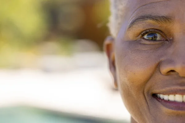 Jumătate Din Portretul Unei Femei Bătrâne Fericite Care Zâmbește Grădina — Fotografie, imagine de stoc