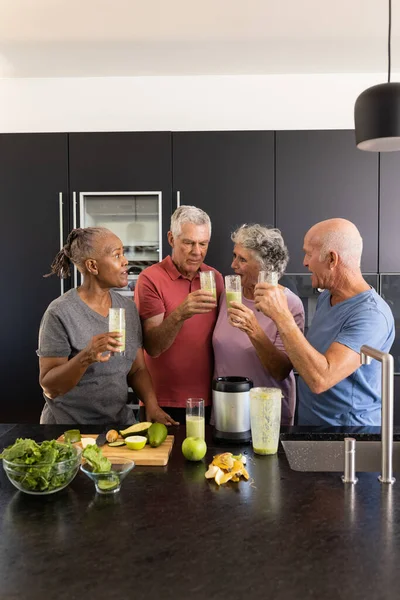 Счастливые Старшие Друзья Разговаривают Готовят Здоровые Коктейли Вместе Кухне Старший — стоковое фото