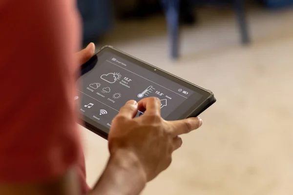 Mãos Cortadas Jovem Biracial Controlando Casa Inteligente Sobre Tablet Digital — Fotografia de Stock
