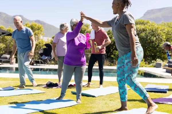 Feliz Diversa Senior Amigas Altas Fiving Después Sesión Yoga Jardín — Foto de Stock