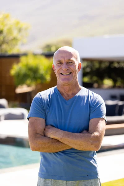 Porträtt Glad Seniorkaukasisk Man Med Armarna Korsade Leende Trädgården Pensionering — Stockfoto