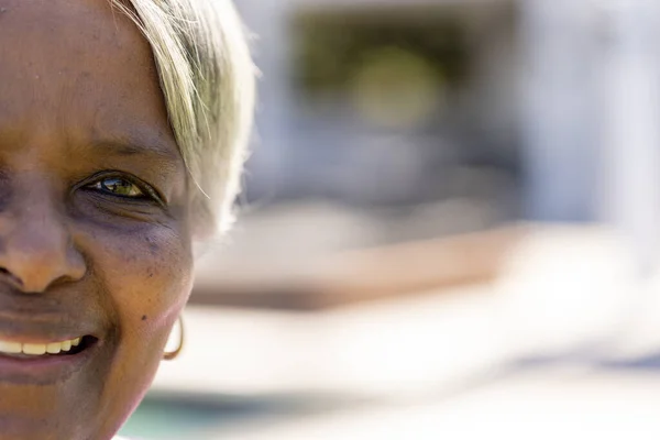 Mitad Retrato Mujer Birracial Mayor Feliz Sonriendo Jardín Soleado Espacio — Foto de Stock