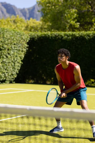 Joven Biracial Sosteniendo Raqueta Tenis Pie Campo Hierba Cancha Tenis — Foto de Stock