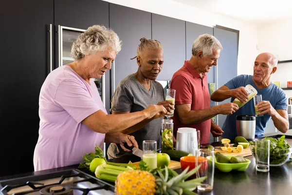 Felice Diversi Amici Anziani Parlando Preparando Frullati Sani Insieme Cucina — Foto Stock