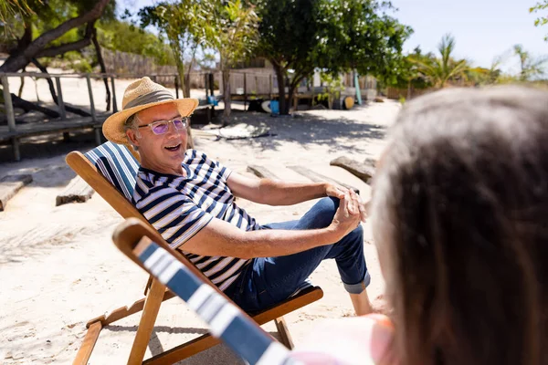 Uomo Anziano Caucasico Parlare Con Moglie Mentre Seduto Sulla Sedia — Foto Stock