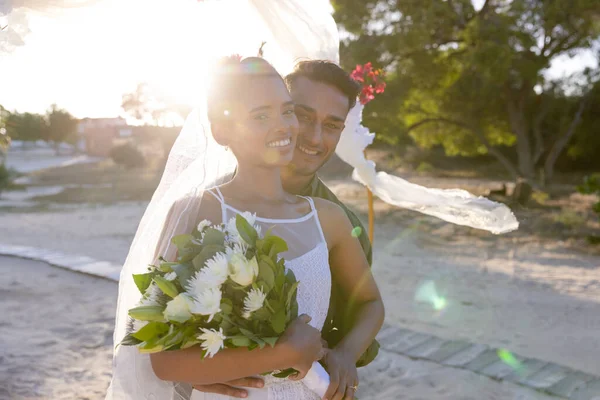Casal Jovem Caucasiano Sorridente Recém Casado Com Buquê Praia Cerimônia — Fotografia de Stock