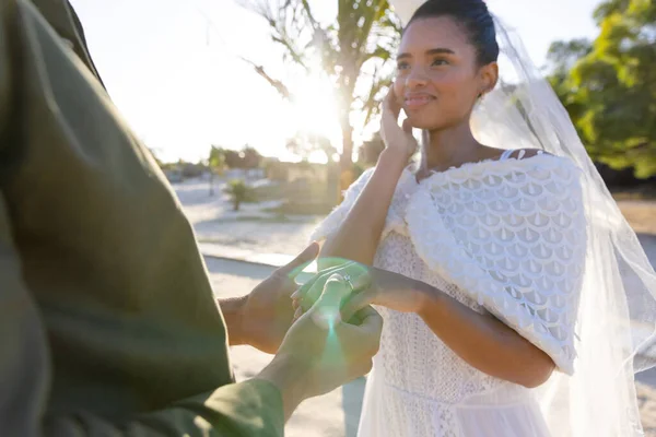 Blanke Jonge Bruidegom Hand Hand Van Mooie Bruid Bij Huwelijksceremonie — Stockfoto