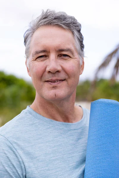 Retrato Close Homem Sênior Caucasiano Sorridente Com Tapete Exercício Azul — Fotografia de Stock