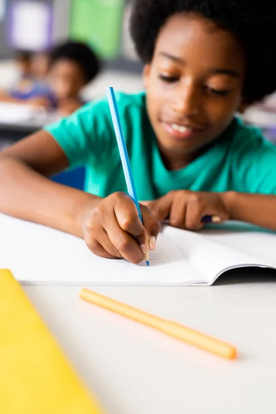 Porträt Eines Glücklichen Afrikanisch Amerikanischen Grundschülers Der Einem Notizbuch Schreibtisch — Stockfoto