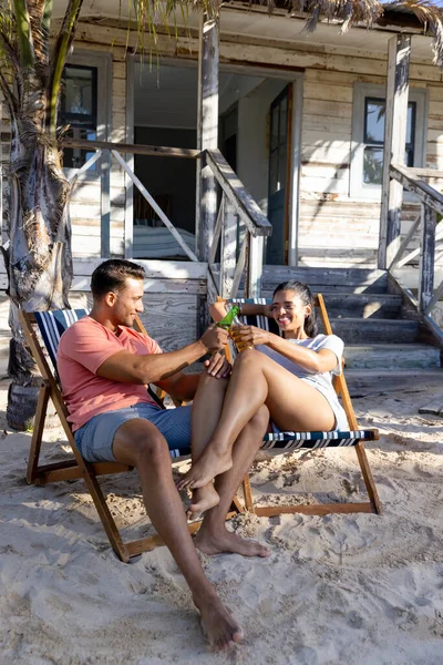 快乐的哥萨式年轻夫妇一边烘焙啤酒瓶 一边在屋外的躺椅上放松一下 不变的爱情 旅游胜地 享受和夏天的概念 — 图库照片