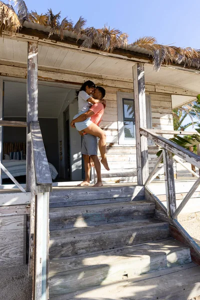 Caucásico Novio Llevando Novia Abrazándola Mientras Está Pie Balcón Fuera —  Fotos de Stock