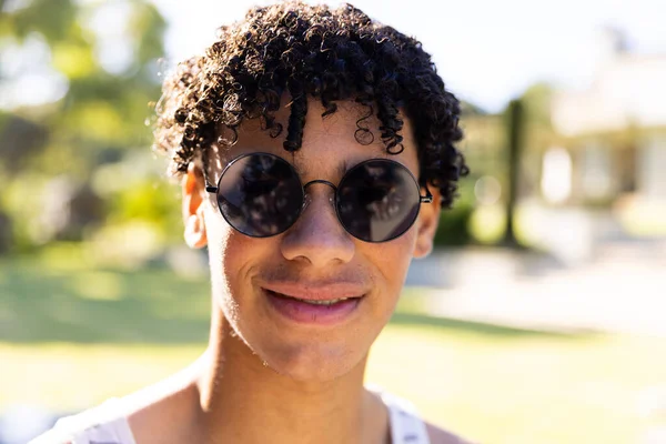 Retrato Cerca Joven Birracial Guapo Con Gafas Sol Posando Patio — Foto de Stock