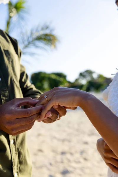 在海滩举行的婚礼上 一群戴着结婚戒指参加婚礼的高加索年轻新郎的特写镜头 复制空间 在一起 目的地婚礼 — 图库照片