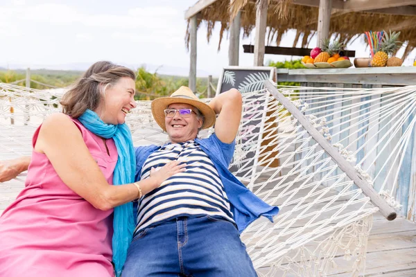 白人の老夫婦が笑って浜のハンモックに横になり スペースをコピーします 変更されていない 一緒に 観光リゾート ライフスタイル リラクゼーションと楽しみの概念 — ストック写真