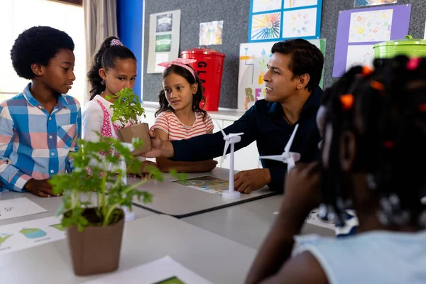 快乐多样的男老师和小学班级里的孩子们与风车和植物 生态和教育 — 图库照片