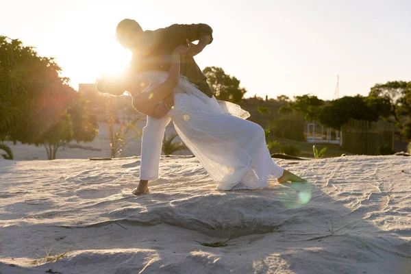 Kaukasisches Brautpaar Tanzt Sandstrand Vor Klarem Himmel Bei Sonnenuntergang Kopiert — Stockfoto
