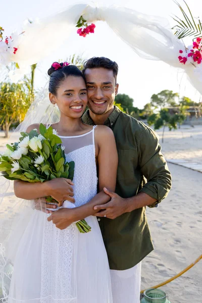 Sorridente Caucasico Sposo Giovane Coppia Con Bouquet Piedi Spiaggia Alla — Foto Stock