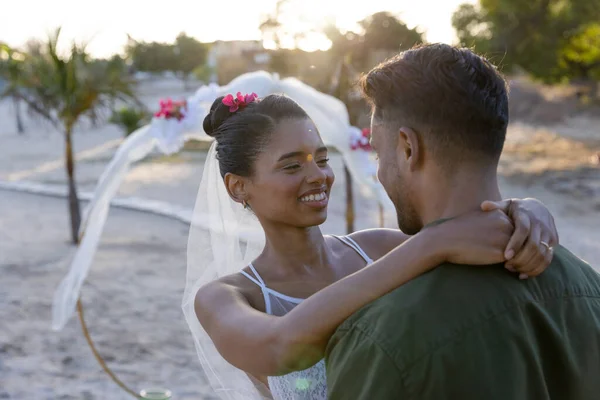 Kaukasiska Nygifta Bruden Omfamnar Och Tittar Brudgummen Vid Bröllopsceremonin Stranden — Stockfoto