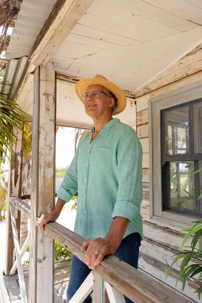 Běloch Přemýšlivý Starší Muž Klobouku Stojí Zábradlí Balkóně Před Domem — Stock fotografie