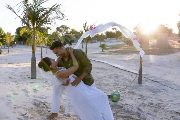 Caucásico Recién Casados Bailando Disfrutando Playa Ceremonia Boda Espacio Copia —  Fotos de Stock